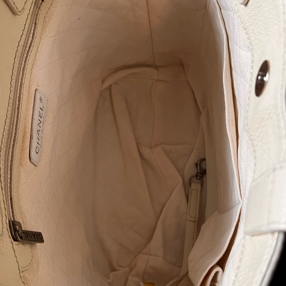 Chanel Cream Tote Bag with Textured Canvas and Iconic CC Logo - Picture 10 of 16